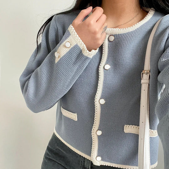 Damen Kurzgeschnittener gerippter Cardigan mit kontrast‑Häkelkante, Zierknopfleiste und Taschenleisten EB