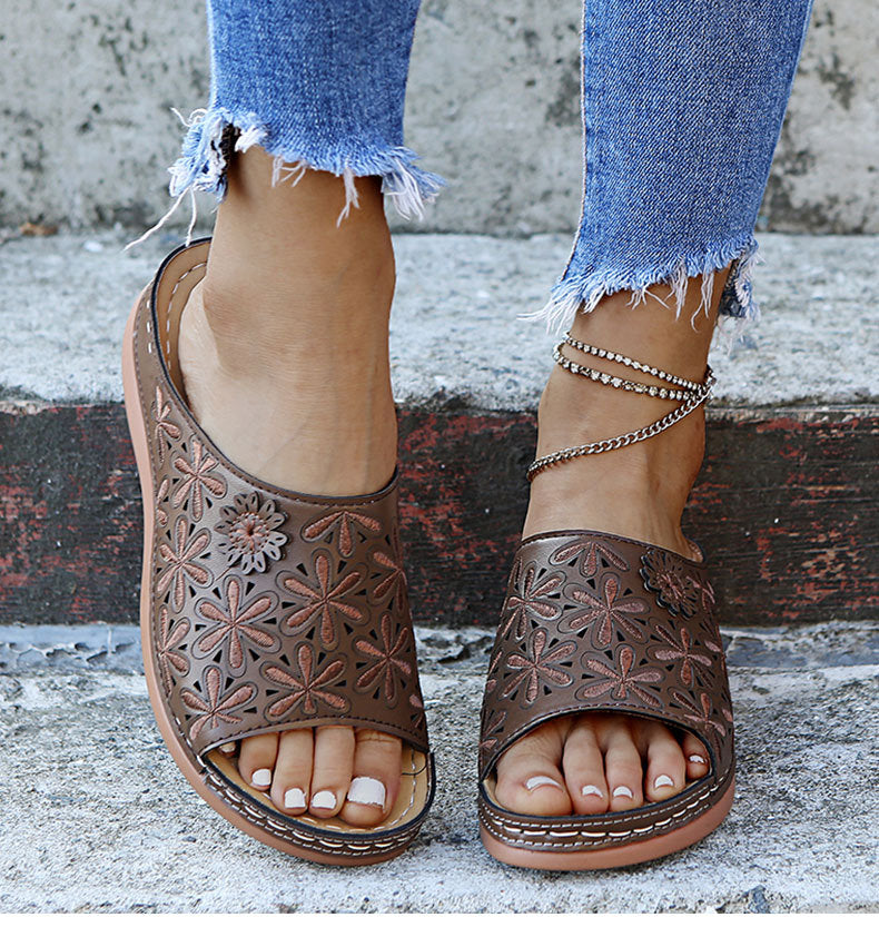 Damen Komfortable Clogs mit floralen Applikationen und anatomischem Fußbett EB