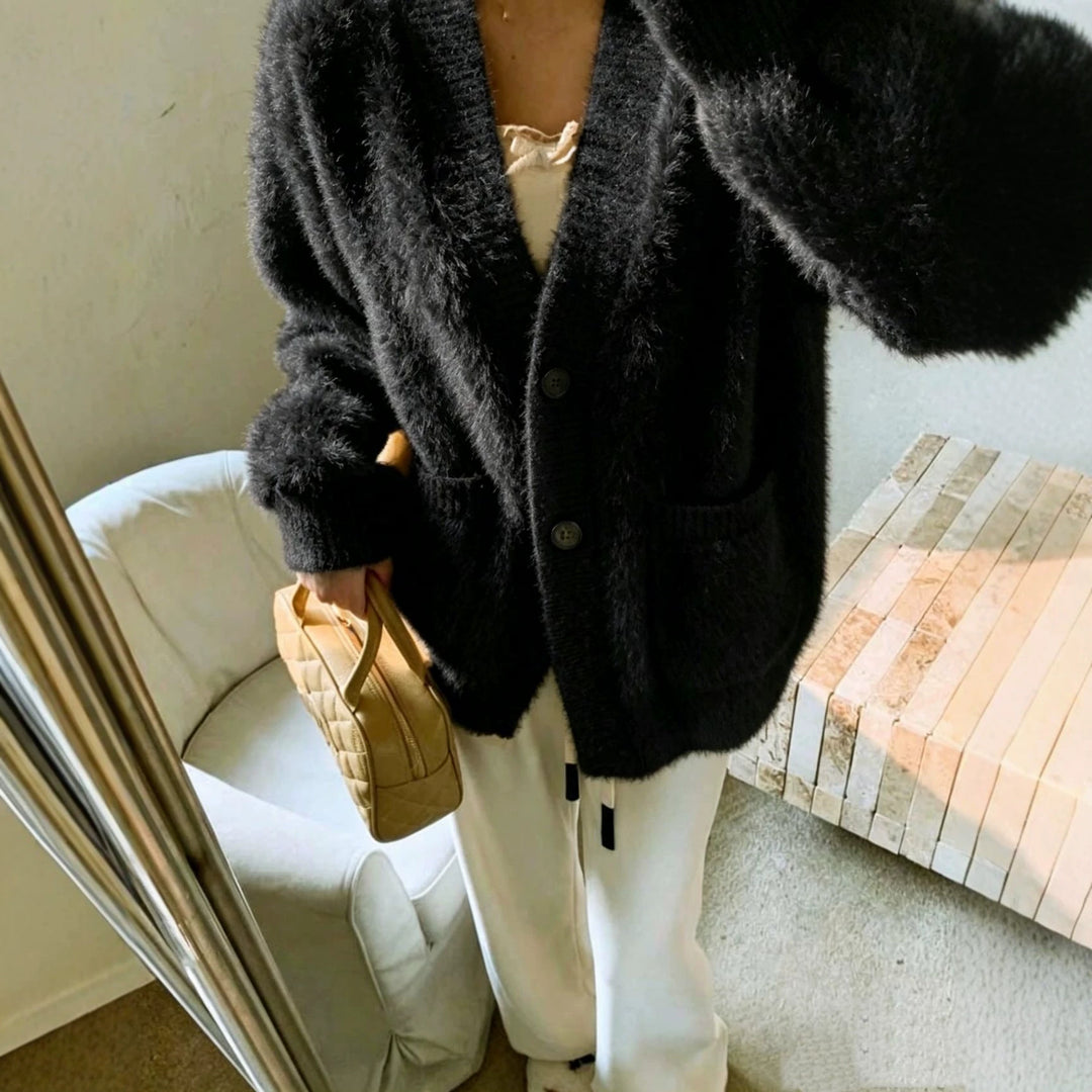Damen Fluffy-Cardigan mit tiefem V-Ausschnitt, gerippter Knopfleiste und Eingrifftaschen EB