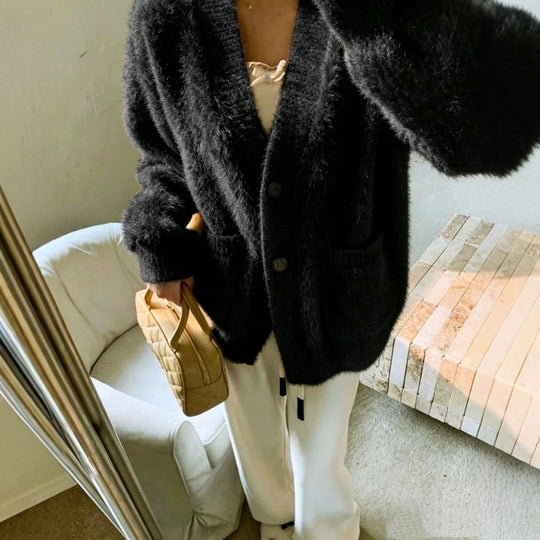 Damen Fluffy-Cardigan mit tiefem V-Ausschnitt, gerippter Knopfleiste und Eingrifftaschen EB