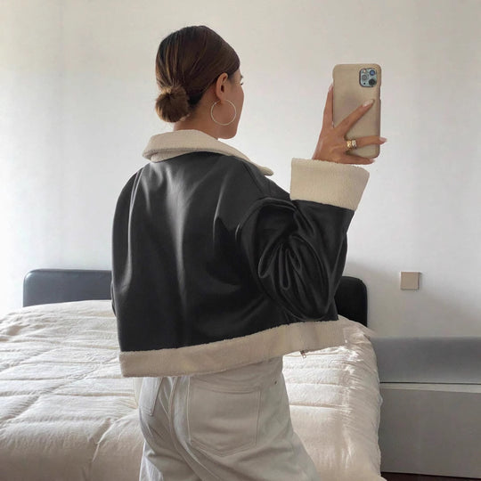 Damen Kunstlederjacke im modernen Biker-Stil mit Fellkragen und kurzen Ärmeln EB