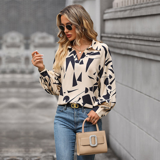 Damen Bluse mit modernem grafischen Design und V-Ausschnitt EB