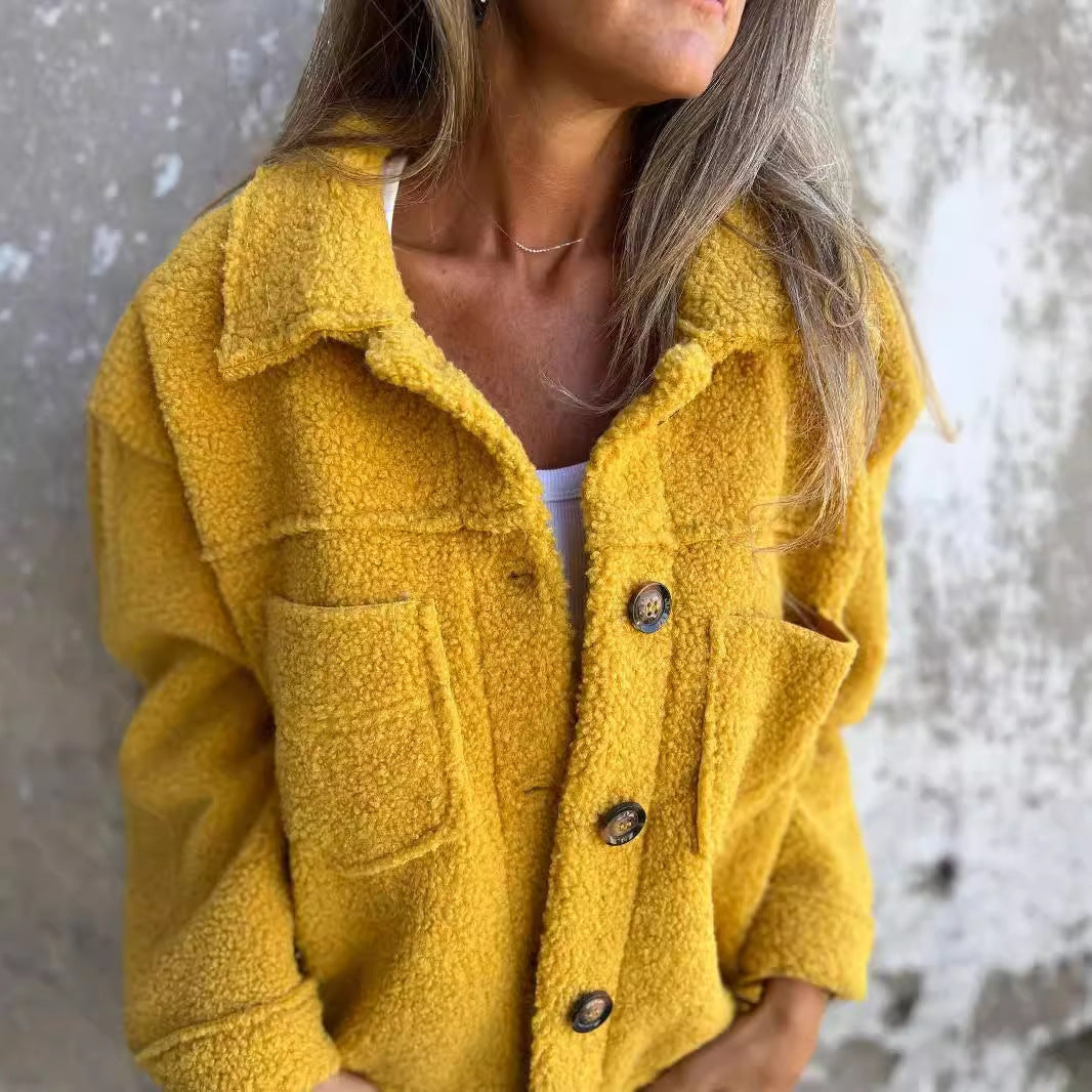 Damen nan Teddyjacke mit großem Reverskragen, durchgehender Knopfleiste und aufgesetzten Pattentaschen EB