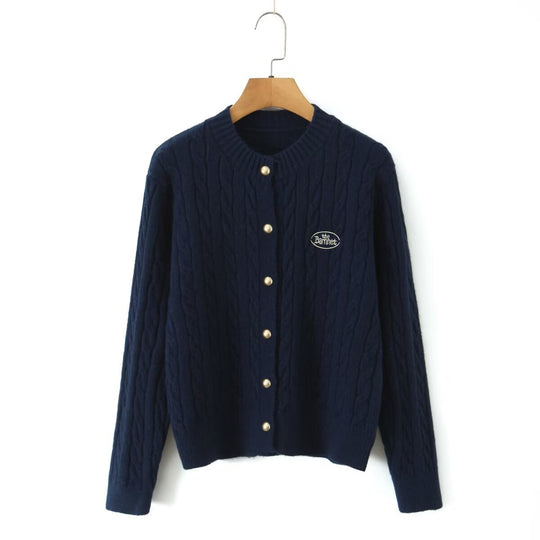 Damen Strickjacke mit elegantem Zopfmuster und Perlenknöpfen EB