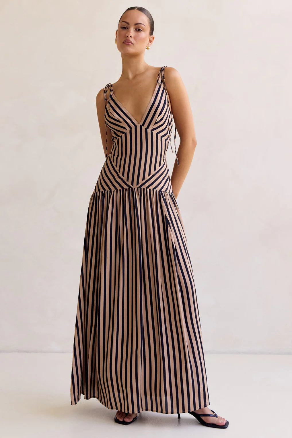 Damen Maxikleid mit tiefem V-Ausschnitt und elegantem Streifendesign EB