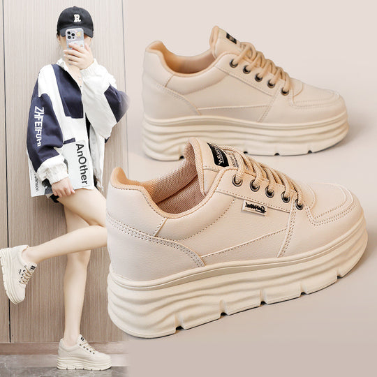 Damen Plattform-Sneaker mit modischen Details und dämpfender Sohle EB