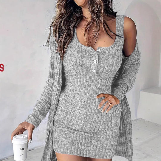 Damen Strickkleid mit Knopfdetails und passendem Cardigan EB