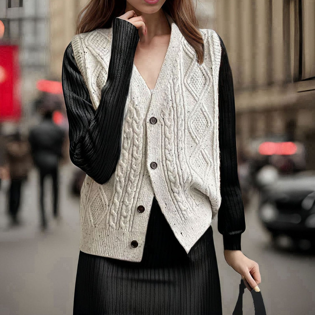 Damen Strickweste mit kunstvollem Zopfmuster und Knopfdetails EB
