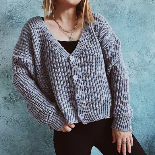 Damen kuschelige Strickjacke mit modernen Knopfdetails und weitem Schnitt EB