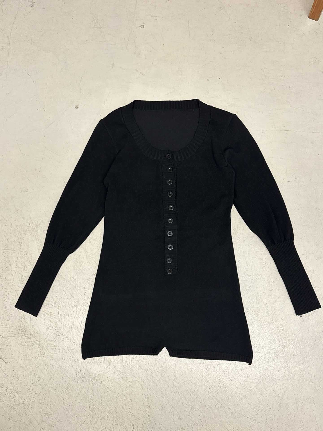 Damen nan figurbetontes Feinstrick-Minikleid mit durchgehender Knopfleiste, U-Boot-Ausschnitt und verlängerten Rippbündchen EB