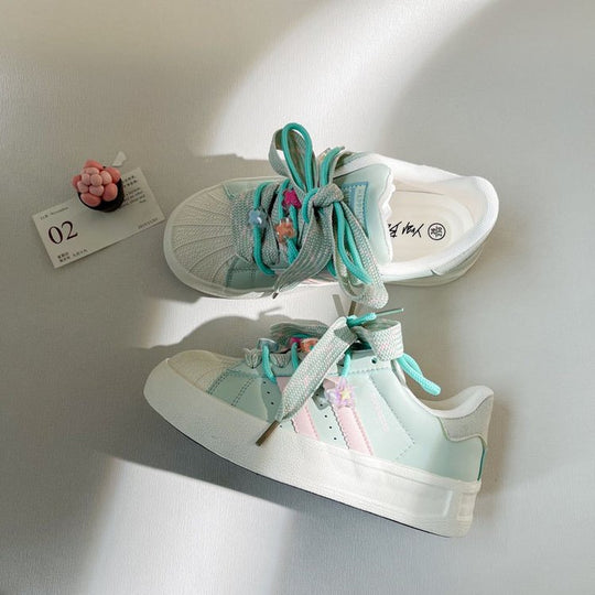 Damen Sneakers mit verspieltem Design und einzigartigen Schnürungen EB