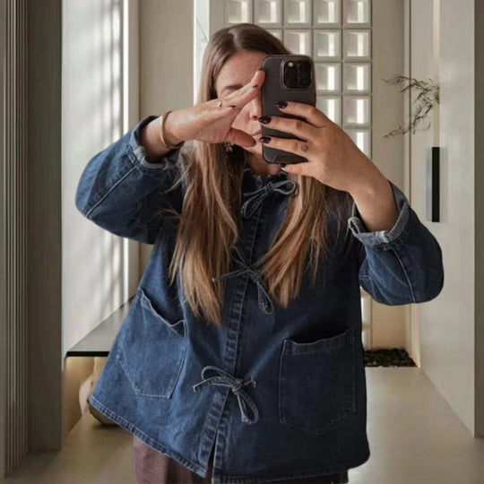 Damen modische Jeansjacke mit dekorativen Knopfdetails und zwei aufgesetzten Taschen EB
