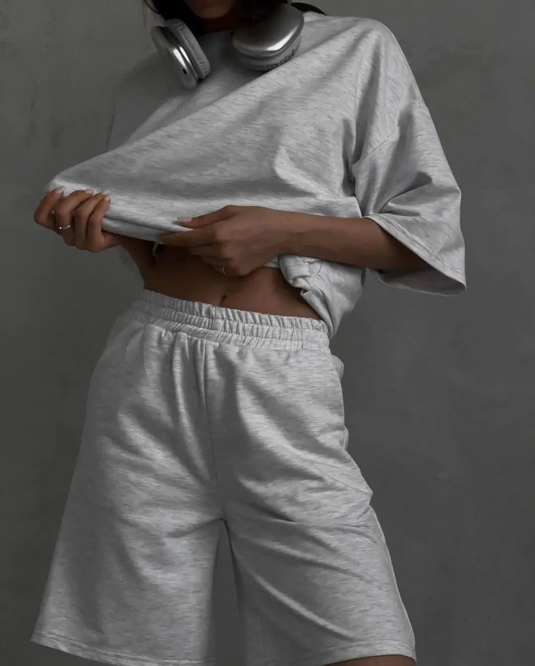 Damen sportliches Set aus lässigem T-Shirt und bequemen Shorts EB