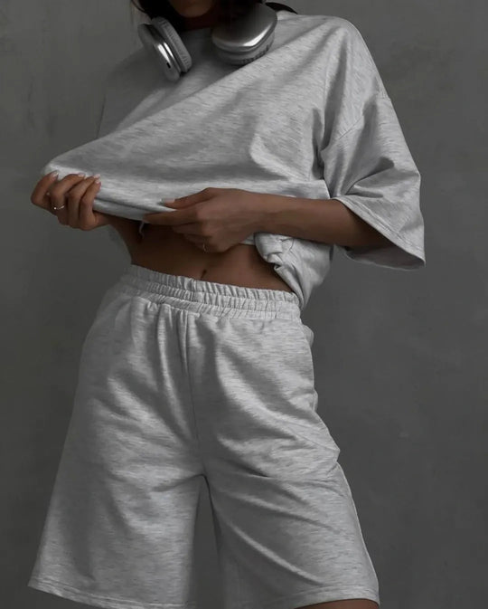 Damen sportliches Set aus lässigem T-Shirt und bequemen Shorts EB