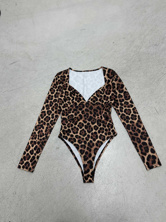 Damen Einteiler mit Leopardenmuster und tiefem V-Ausschnitt EB