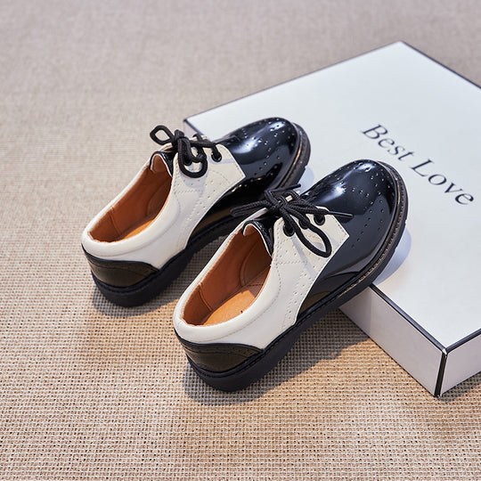 Damen Klassische Lacklederschuhe mit perforierten Details EB