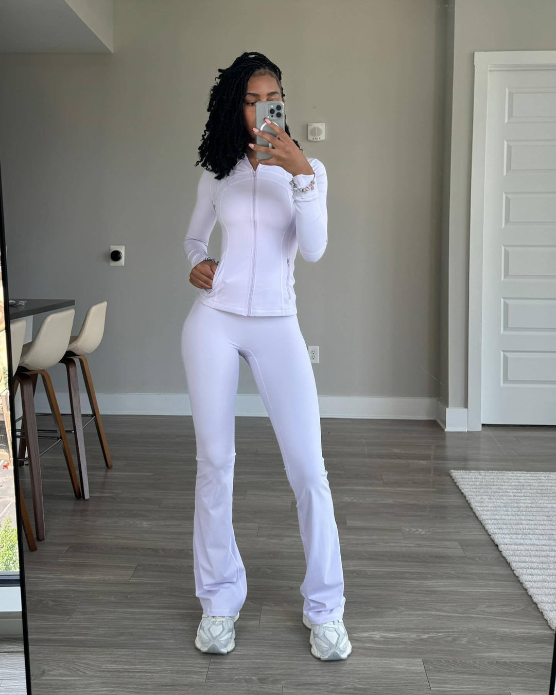 Damen Sportliches Fitness-Outfit mit enganliegendem Langarm-Oberteil und weiten Sporthosen EB