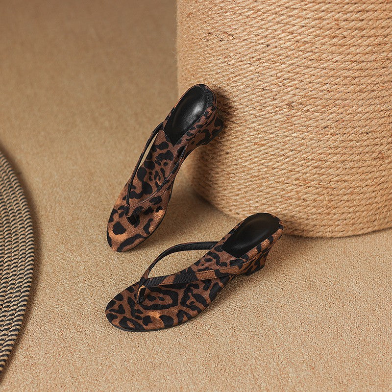 Damen Wedge-Pantoletten mit elegantem Leoprint und komfortablem Fußbett EB