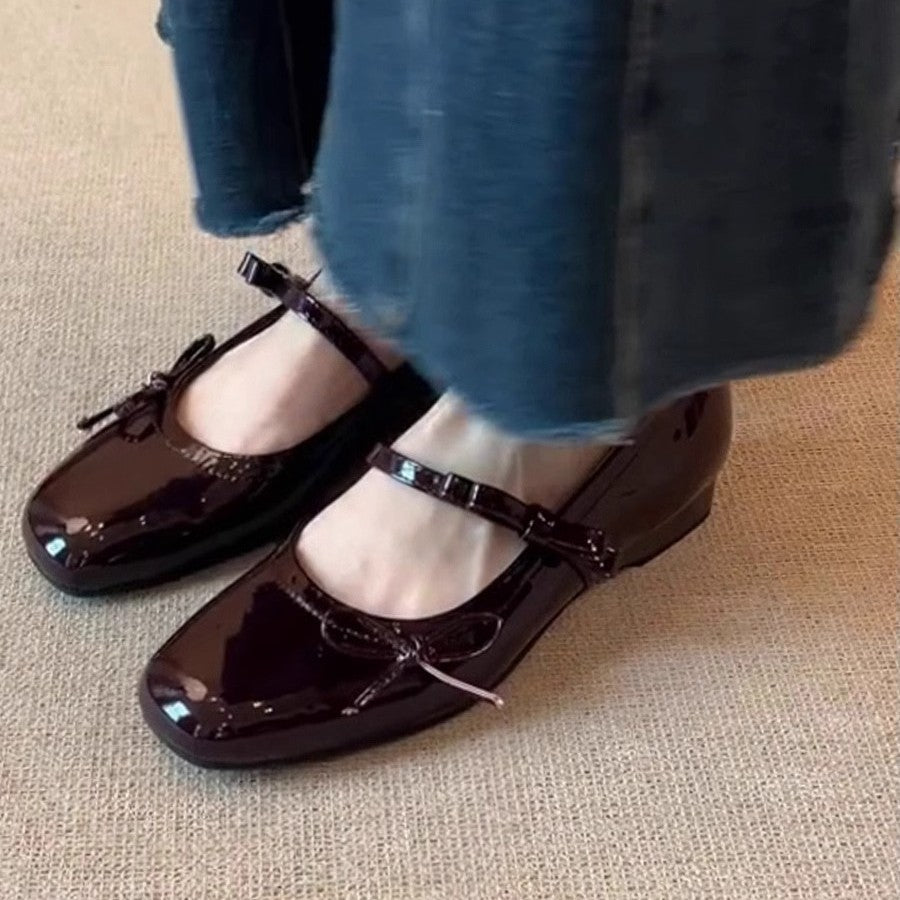 Damen Ballerina-Schuhe mit schimmernder Oberfläche und verspieltem Riemen EB
