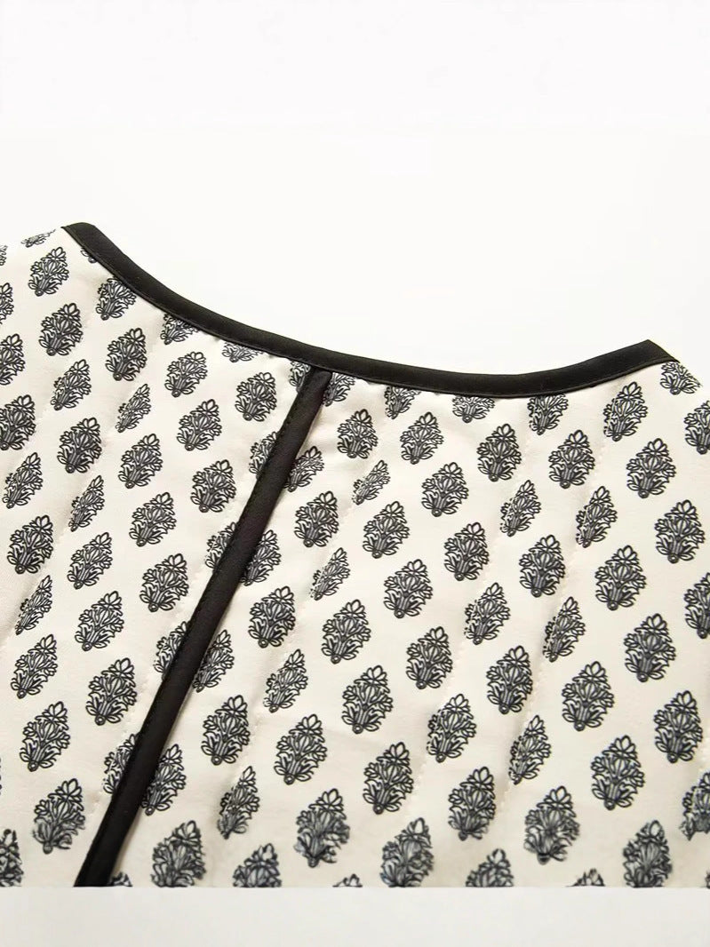 Damen gesteppte Jacke mit dekorativen Taschen und modernem Print EB
