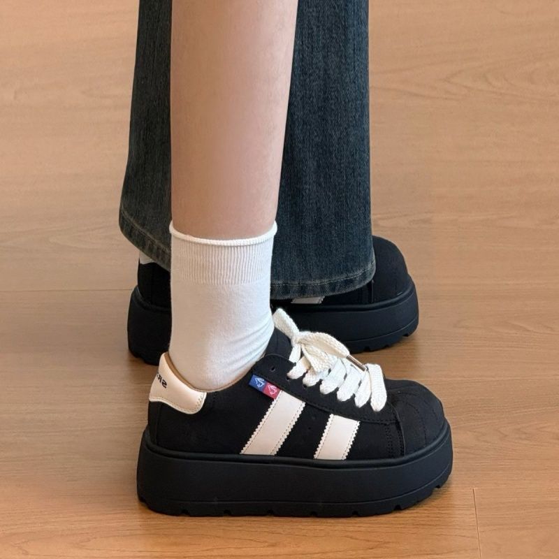 Damen Sportliche Plattform-Sneaker mit strapazierfähigem Obermaterial EB
