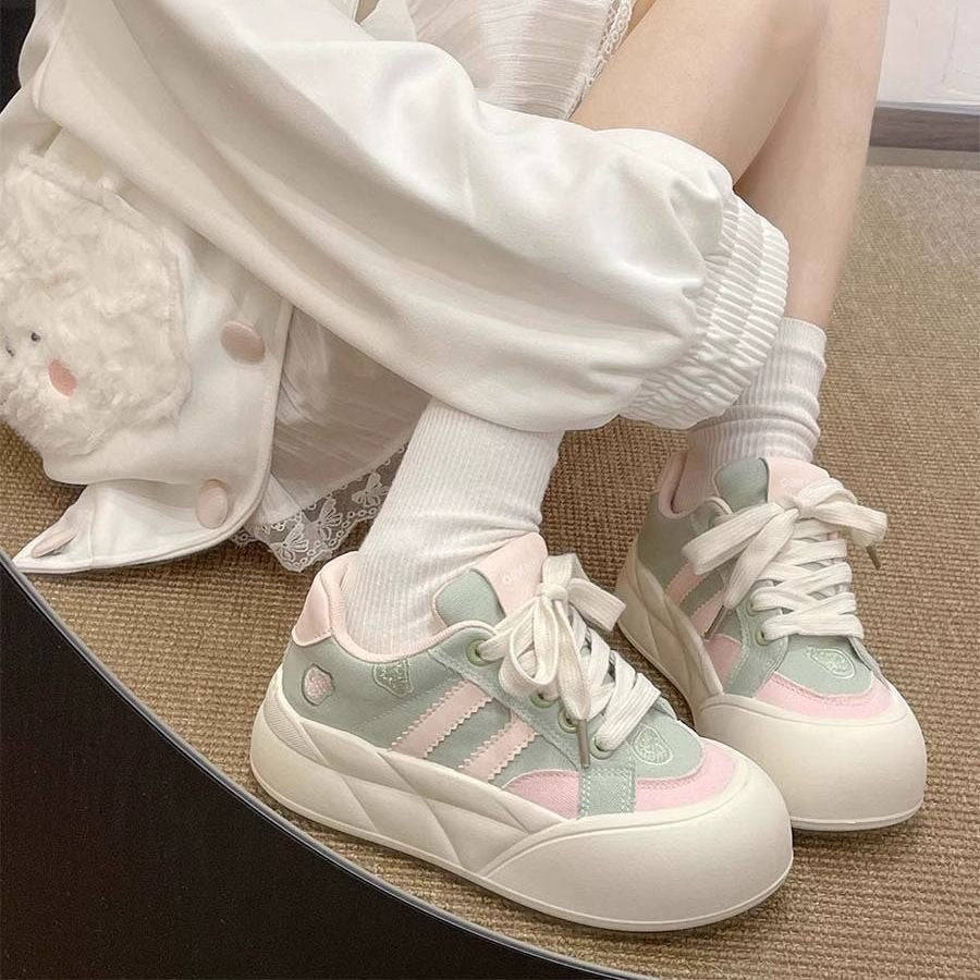 Damen Sneakers mit eleganter Struktur und modischen Details EB