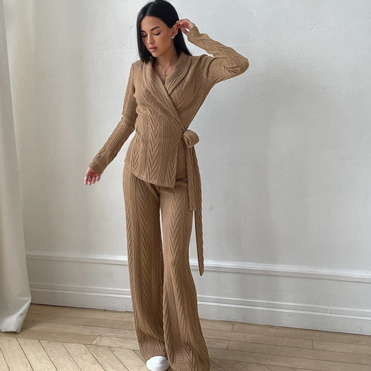 Damen Strickanzug im modernen Look mit eleganten Details EB