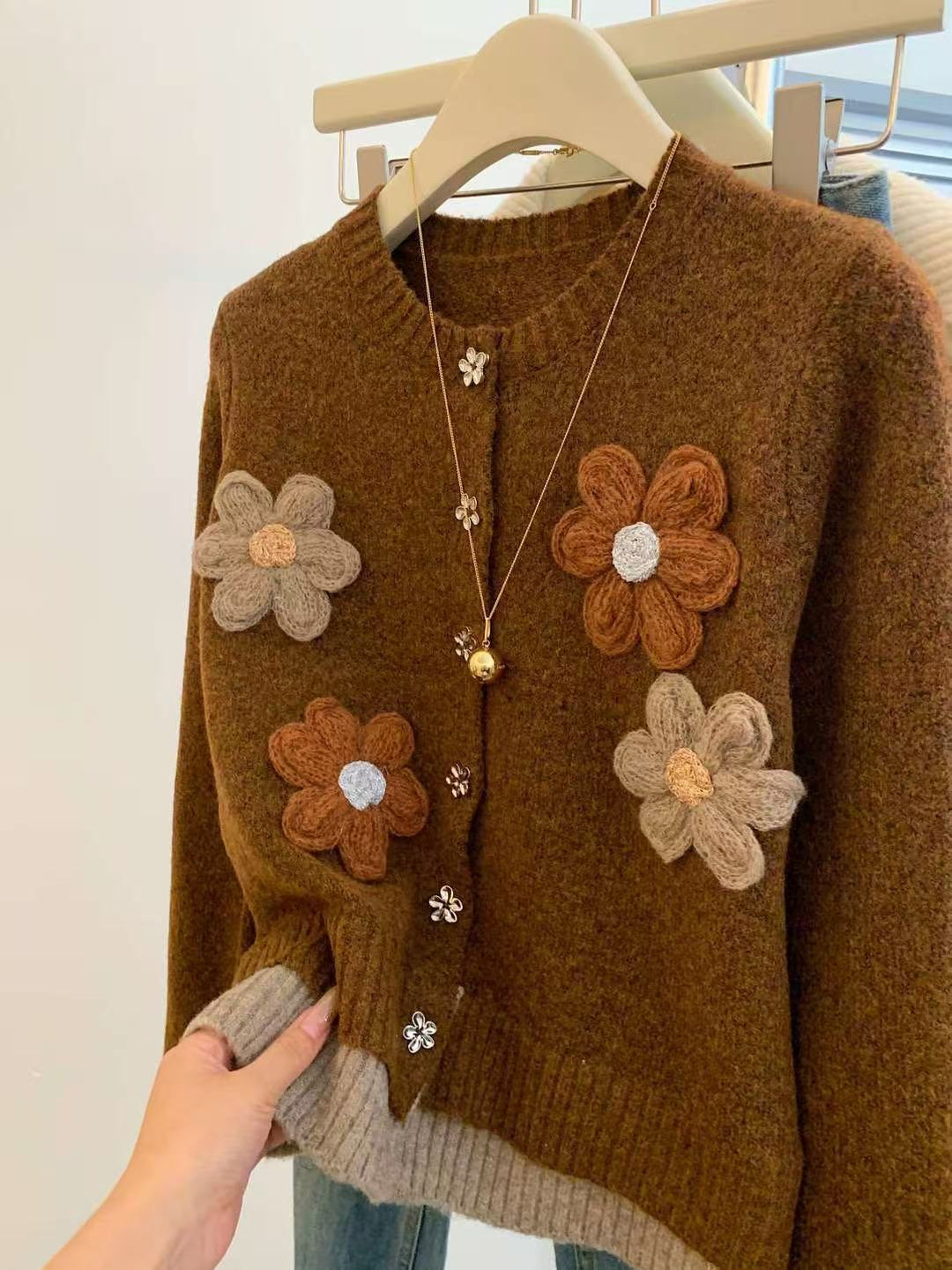 Damen Strickjacke mit floralen Applikationen und eleganten Knopfdetails EB