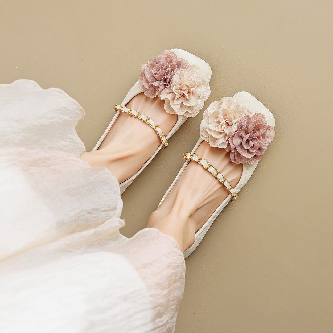Damen Ballerinas mit dekorativem Blumenakzent und goldener Kette EB