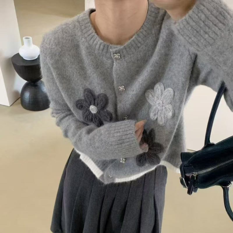 Damen Strickjacke mit floralen Applikationen und eleganten Knopfdetails EB
