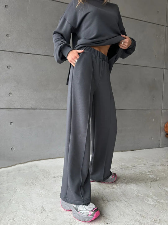 Damen eleganter Lounge-Zweiteiler mit Oversize-Sweatshirt und taillierter Weitbein-Hose Eichborn Berlin