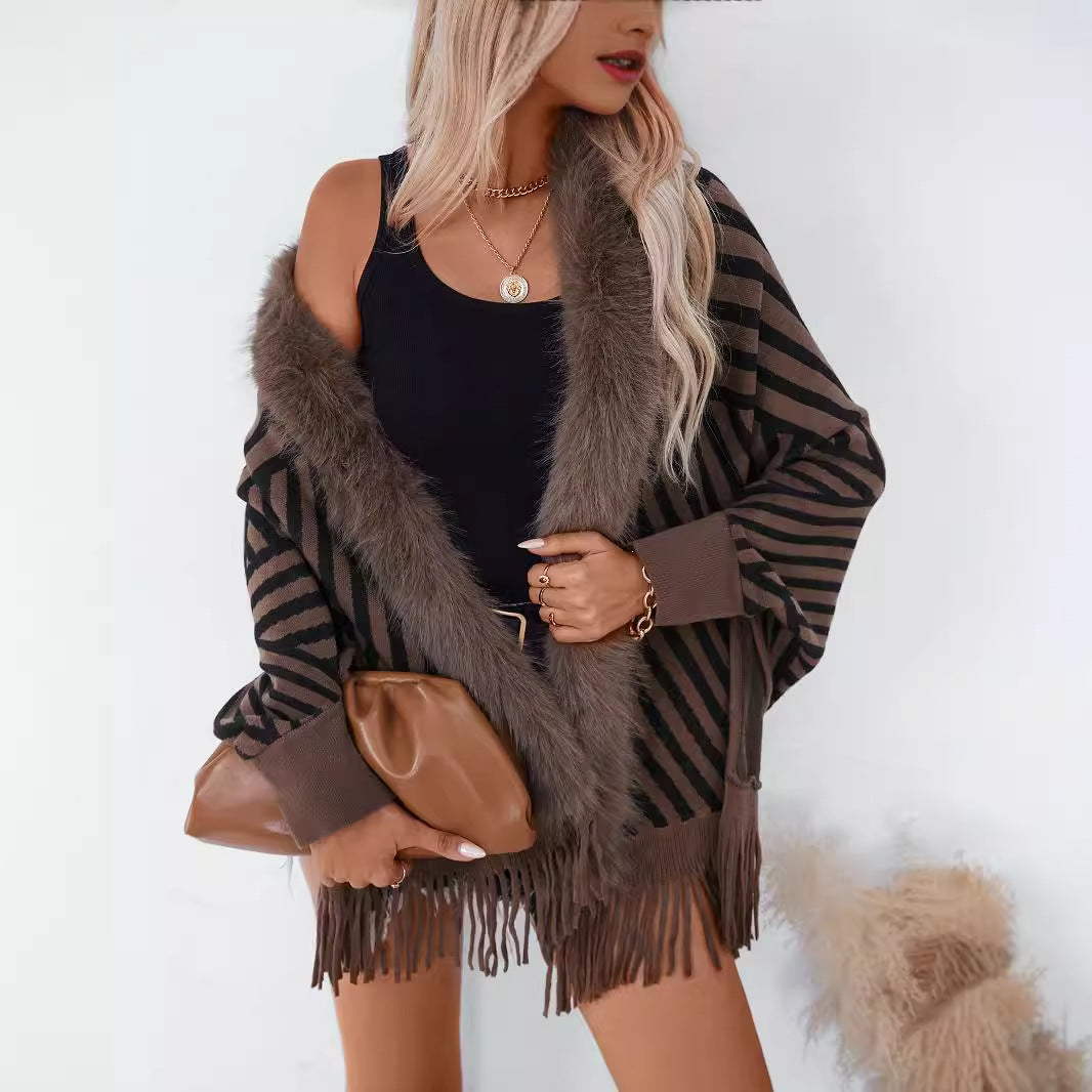 Damen Strickponcho mit elegantem Kunstfellkragen und fransigem Design EB
