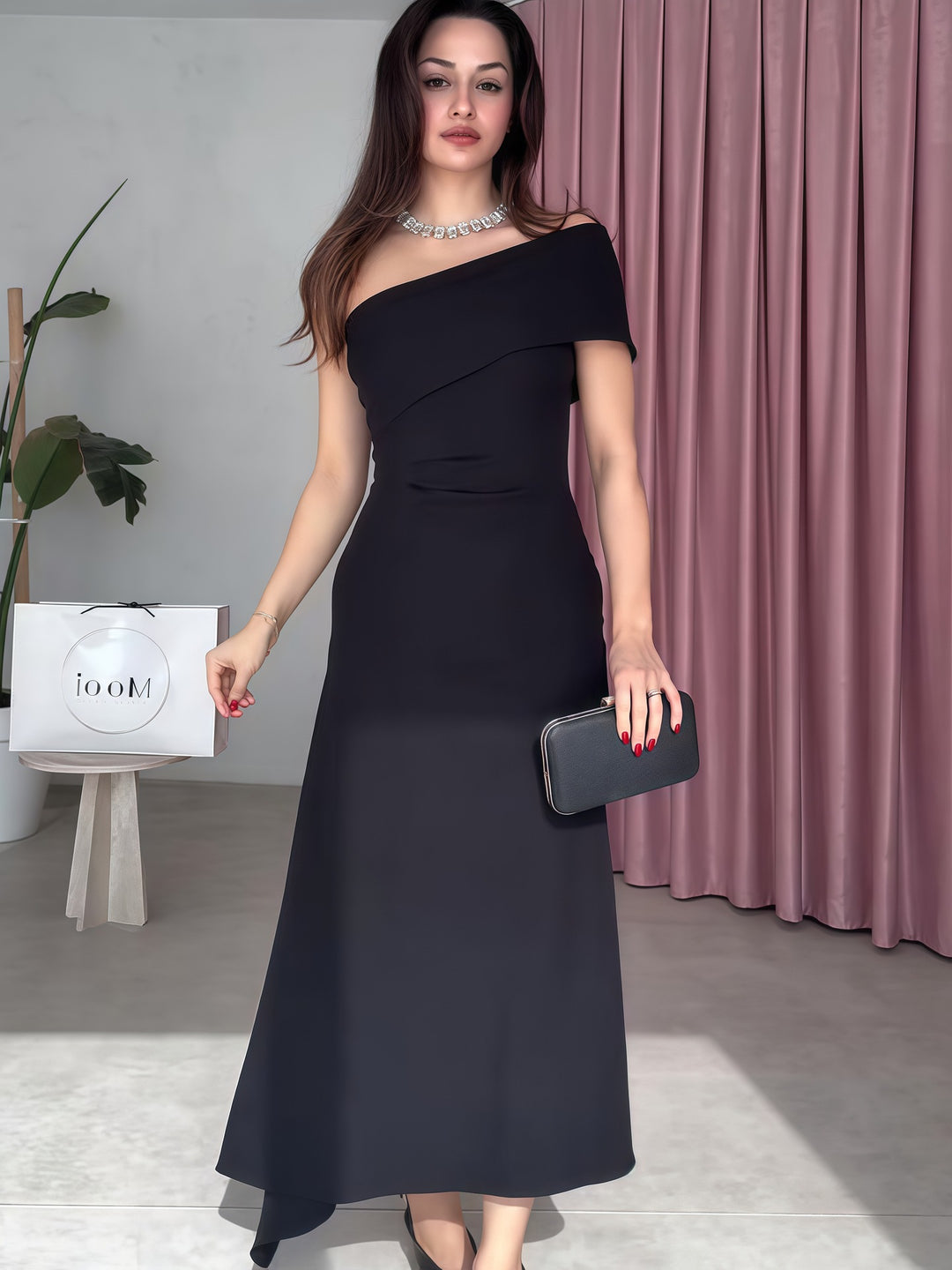 Damen Elegantes Maxikleid mit asymmetrischem Ausschnitt und raffiniertem Träger EB