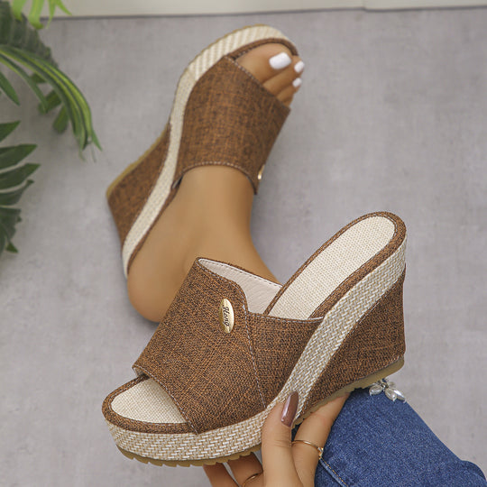 Damen Wedge-Sandalen mit elegantem geflochtenem Design und goldenem Schmuckdetail EB