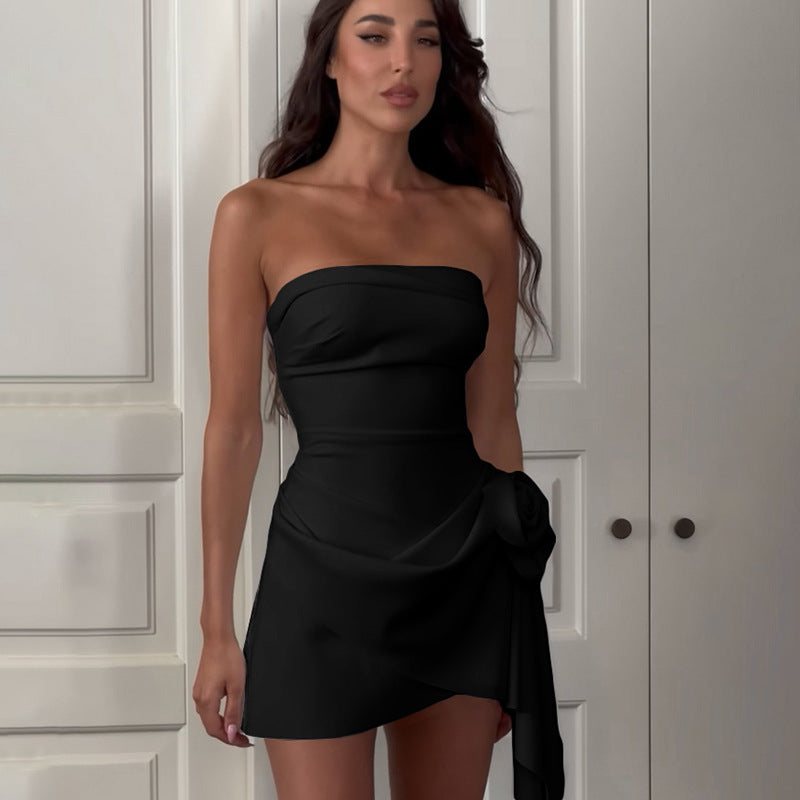 Damen Wickelkleid mit trägerlosem Design und dekorativem Blumen-Detail EB