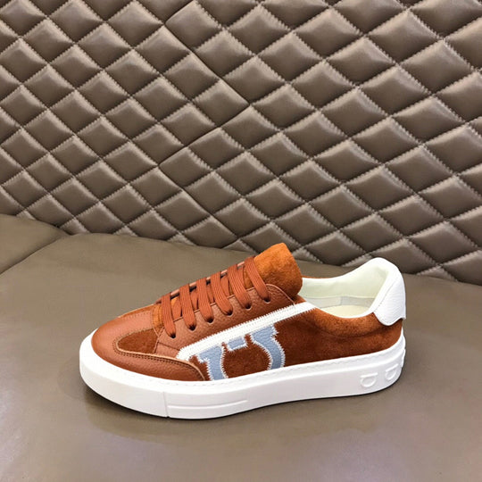 Damen Sportliche Sneakers mit auffälligem Logo-Detail und rutschfester Sohle EB
