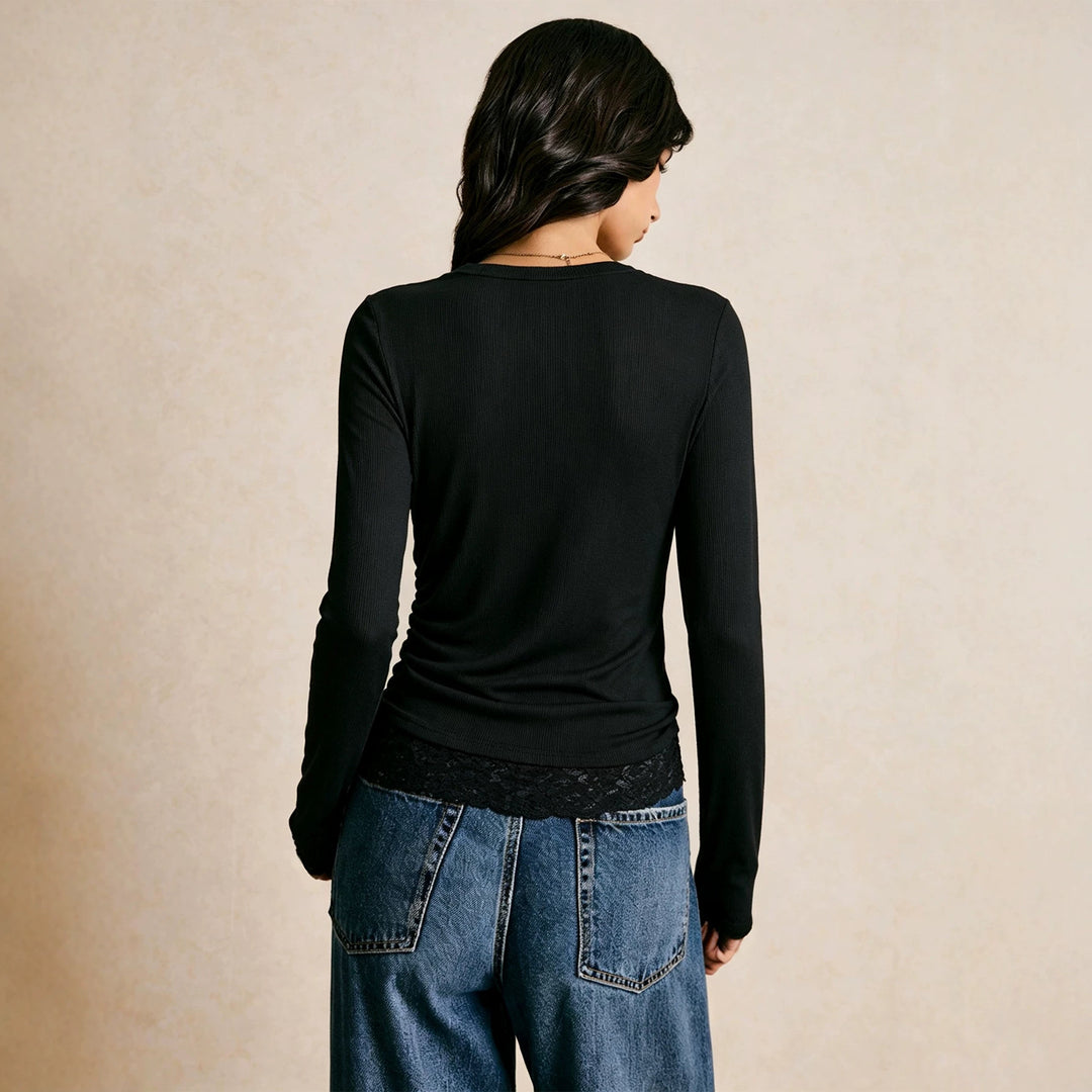Damen figurbetontes geripptes Langarmshirt mit seitlicher Raffung und Spitzen-Saum Eichborn Berlin