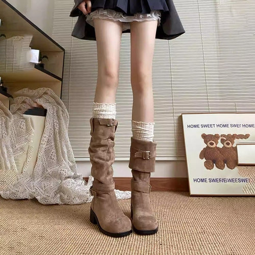 Damen Schlupfstiefel mit modischer Schnallenverzierung und elegantem Faltenwurf EB