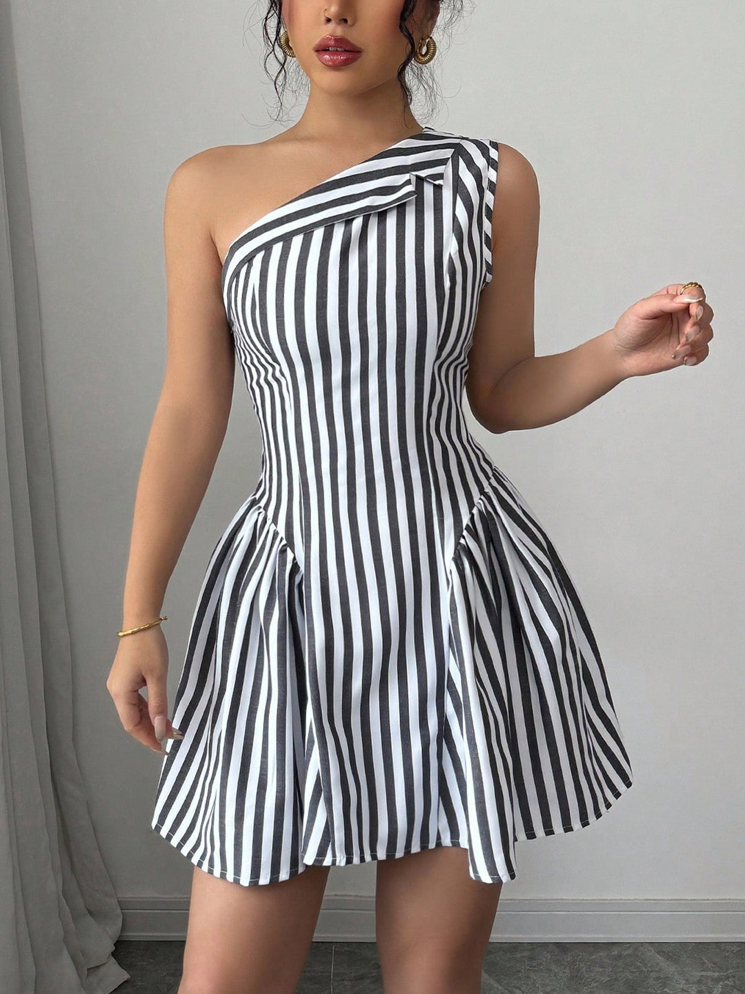 Damen Schulterfreies Streifen-Kleid mit eleganten Falten EB