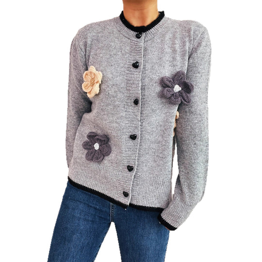 Damen Strickjacke mit floralem Design und dekorativen Herzknöpfen EB