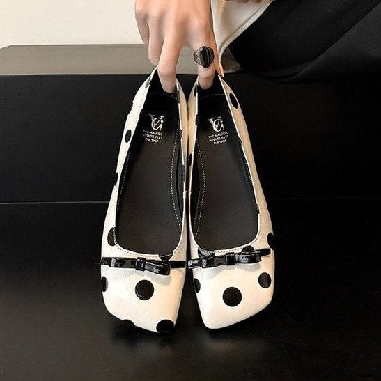 Damen elegante Ballerinas mit modischem Punktedesign und dekorativem Schleifendetail EB