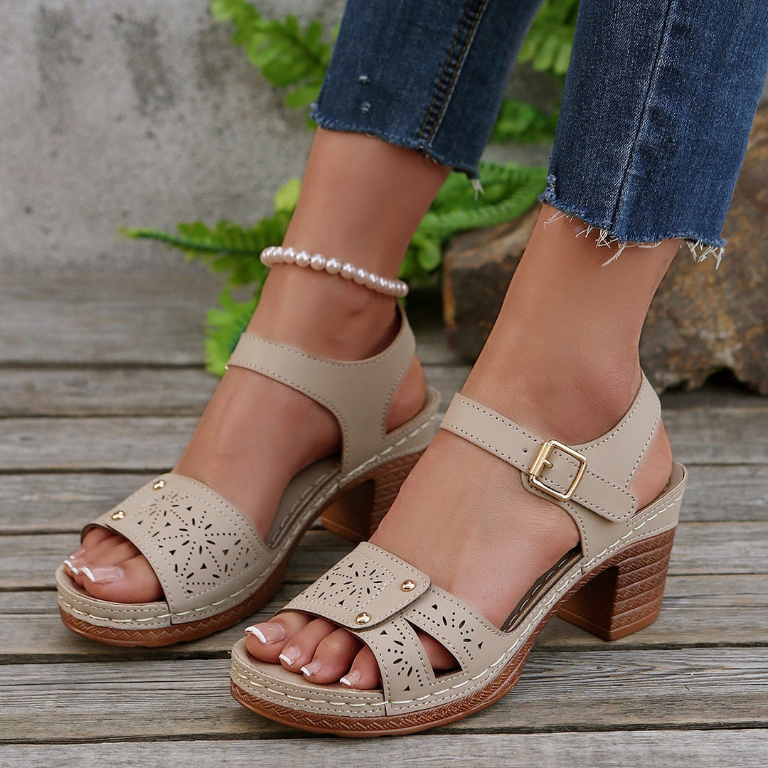 Damen Sandalen mit komfortablem Blockabsatz und dekorativem Lochmuster EB
