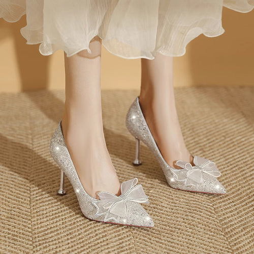 Damen Glamouröse Spitzen-Pumps mit glitzernden Akzenten und zierlichem Absatz EB