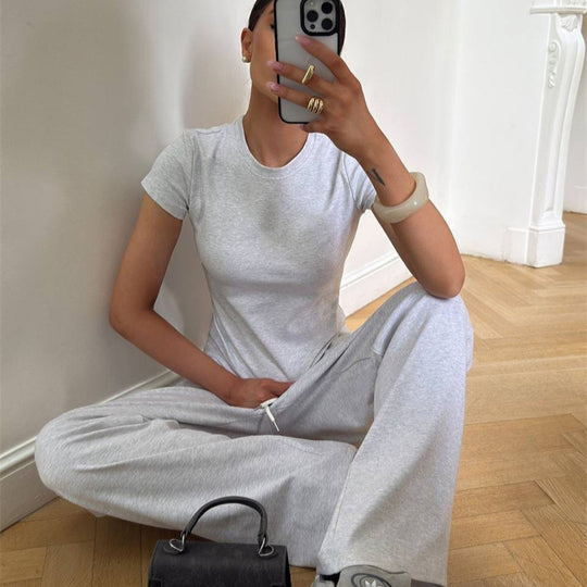 Damen figurnahes Kurzarm-Rippshirt und elastische High-Waist-Loungehose Set Eichborn Berlin