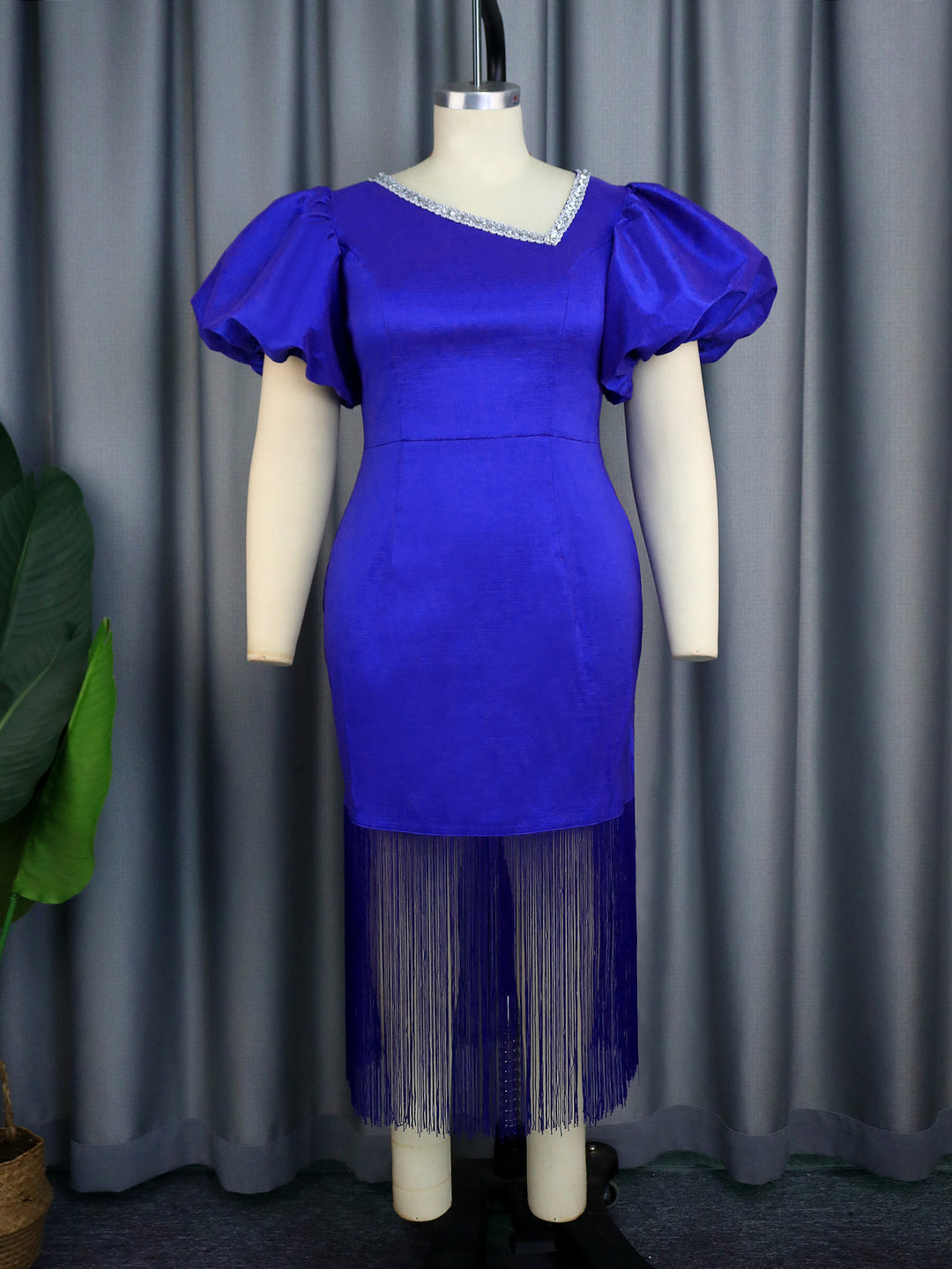 Damen Glamouröses Abendkleid mit voluminösen Puffärmeln und Fransen Saum EB