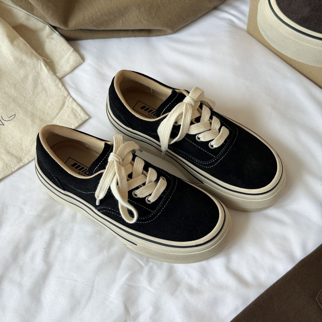 Damen Sneakers mit klassischer Schnürung und robustem Gummiboden EB