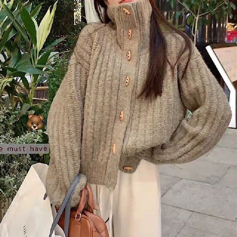 Damen Kuscheliger Strickpullover mit hohem Kragen und Knopfdetails EB