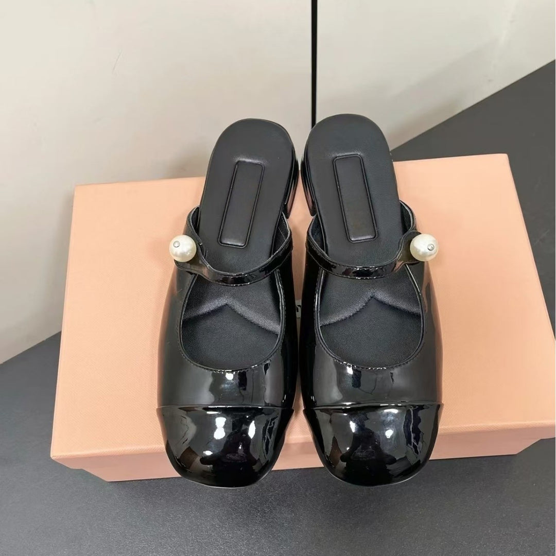 Damen Mules mit elegantem Riemendesign und glamourösem Perlenakzent EB