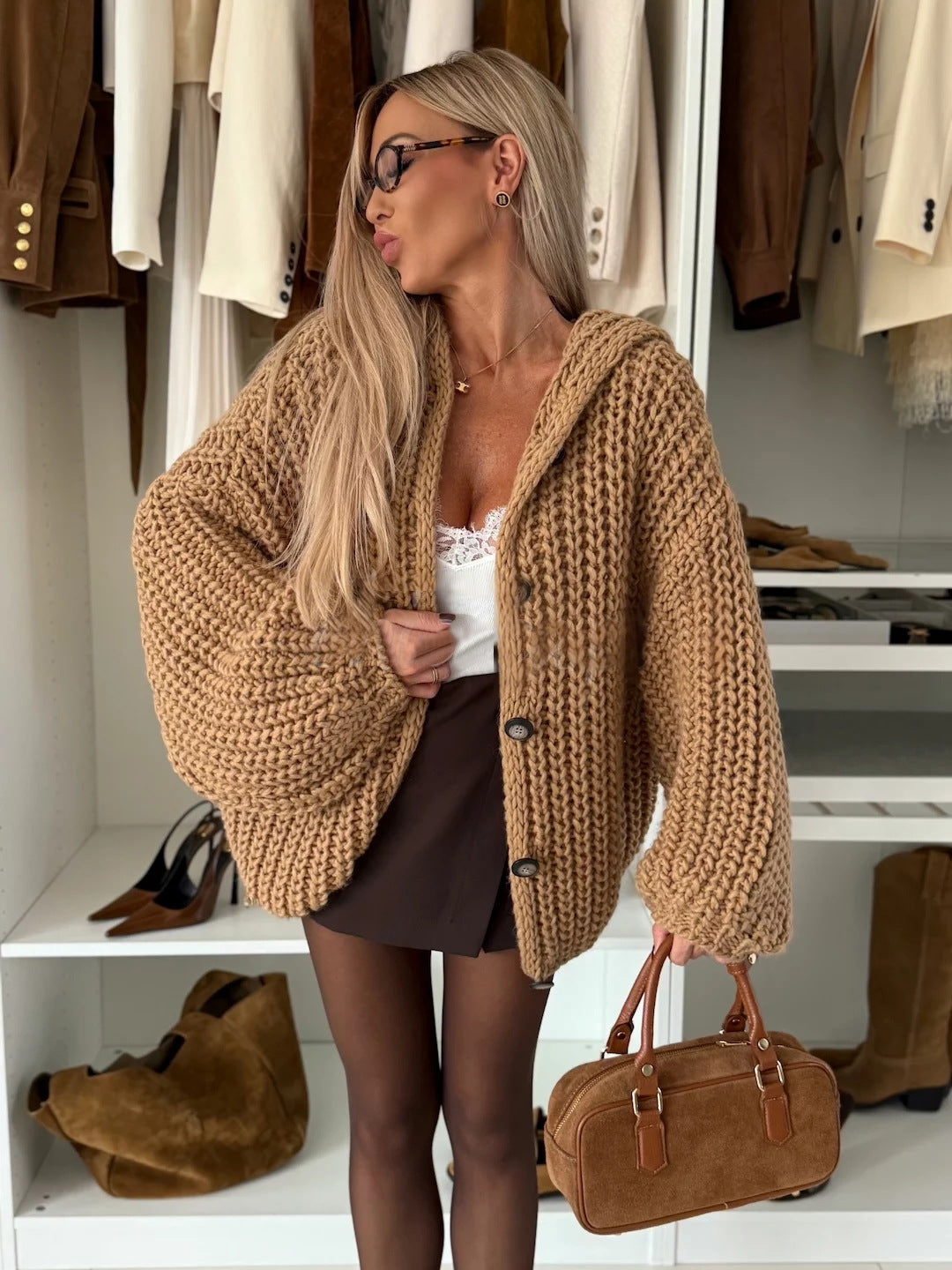 Damen Oversized Strickcardigan mit Kapuze, grob gestricktem Chunky-Garn und Knopfleiste Eichborn Berlin