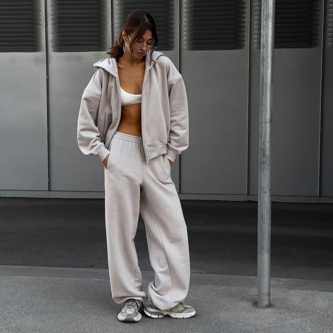 Damen extraweites Relaxed-Fleece-Set mit überlanger Kapuzenzipjacke und fließender Hose mit hohem Bund Eichborn Berlin